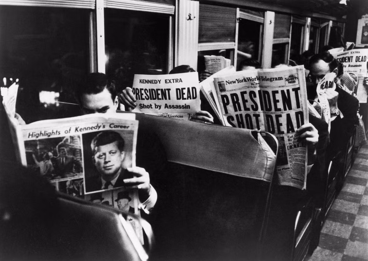 Người dân đọc tin tức về vụ ám sát Tổng thống John F. Kennedy được đăng tải trên các trang báo hồi tháng 10/1963.
