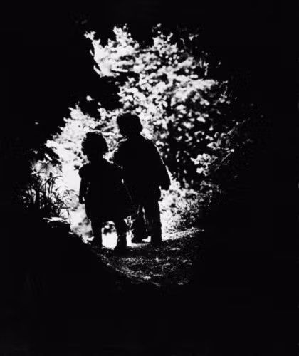 Nhiếp ảnh gia W. Eugene Smith chụp 2 con Juanita và Patrick năm 1946 sau khi trở về nhà do bị thương trong quá trình tác nghiệp hồi Chiến tranh thế giới 2. Bức ảnh này đã được trưng bày trong Viện bảo tàng nghệ thuật đương đại trong chùm ảnh có tiêu đề “The Family of Man” (Gia đình của người đàn ông – 1955).