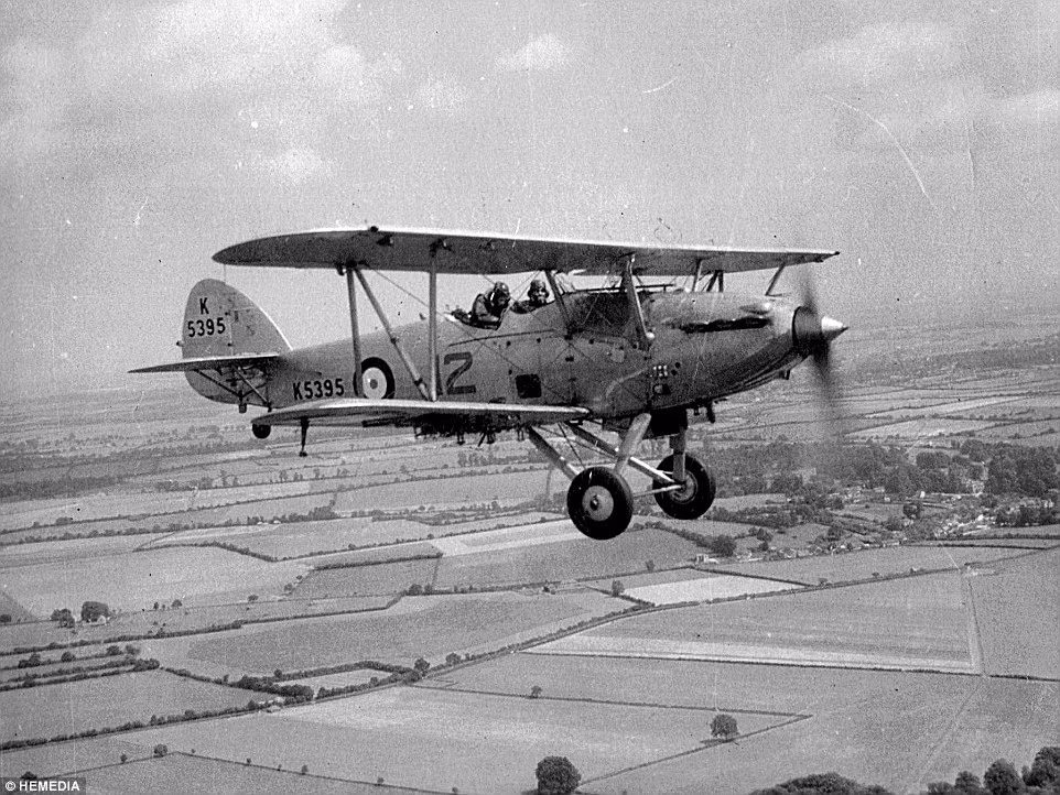 Phi công Anh làm nhiệm vụ khi bay qua bầu trời ở vùng nông thôn vào năm 1937.