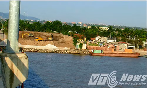 Theo ghi nhận của PV, trên địa bàn Hải Phòng, hàng loạt cây cầu vượt sông đang bị xâm phạm nghiêm trọng hành lang an toàn bảo vệ cầu. Bên cạnh đó là hàng loạt bến bãi tập kết, kinh doanh vật liệu xây dựng trái phép “mọc lên như nấm”. Thực trạng này đã tồn tại từ lâu, tuy nhiên đến nay vẫn chưa được xử lý dứt điểm.