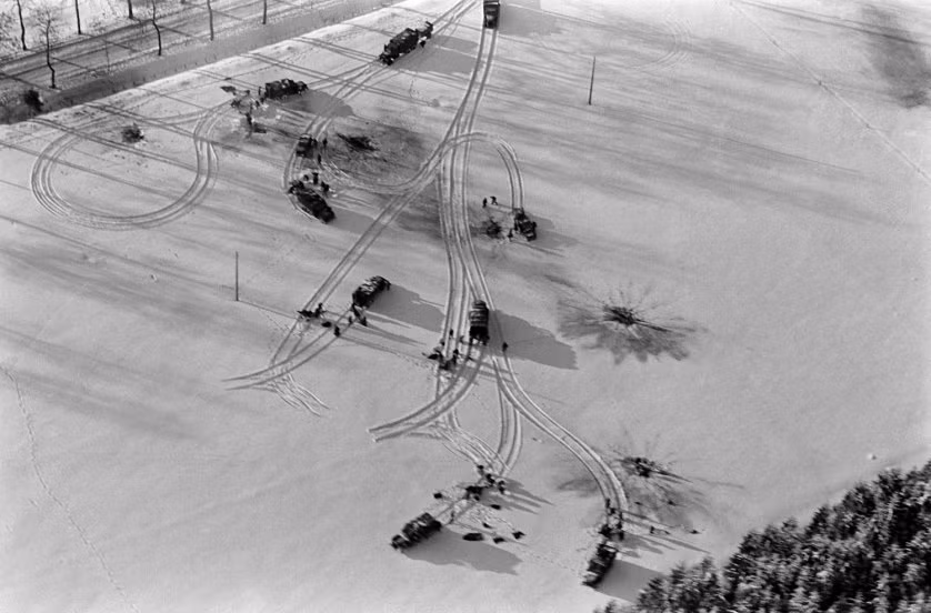 Hàng loạt phương tiện quân sự Mỹ đi qua khu vực tuyết phủ trắng xóa ở Ardennes.
