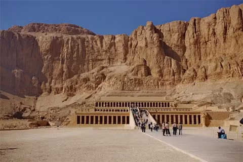 Trong thời kỳ Vương quốc mới (1504-1069 TCN), pharaoh Ai Cập đã được chôn cất trong những ngôi mộ ở Thung lũng các vị vua nằm tại Thebes.