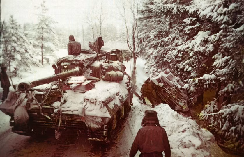 Một chiếc xe tăng của quân đội Mỹ bị lật bánh khi di chuyển qua khu rừng Ardennes ngày 20/12/1944.