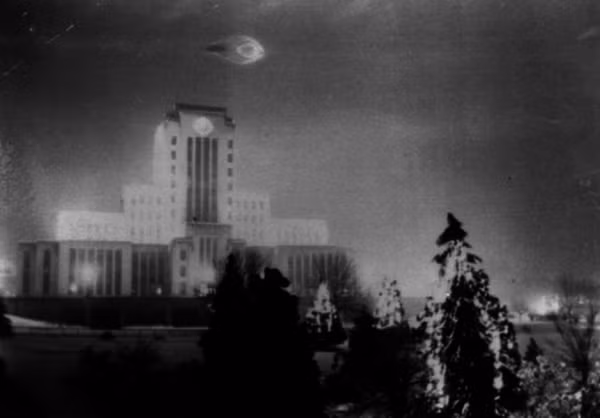 Binh sĩ Leonard Lamoreux (21 tuổi) đã chụp được ảnh UFO trên bầu trời Vancouver City Hall năm 1937.
