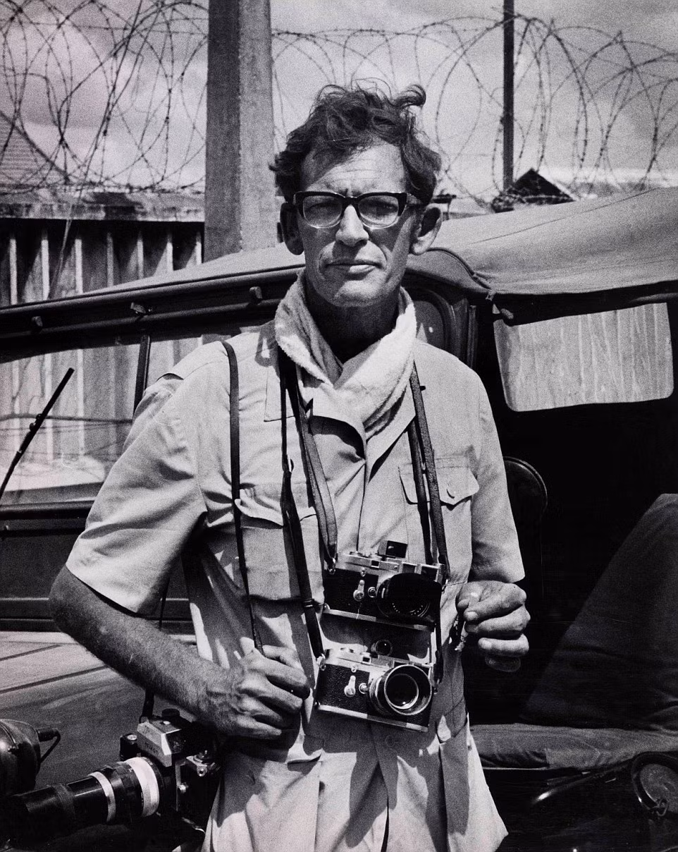 Nhiếp ảnh gia chiến trường Larry Burrows tác nghiệp tại Việt Nam năm 1970. Chỉ một năm sau đó, ông đã thiệt mạng trong một vụ tai nạn trực thăng ở chiến trường Việt Nam.