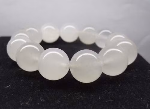 Loại đá quý hợp vận với người sinh ngày 11/12 là đá mặt trăng và ngọc trai.