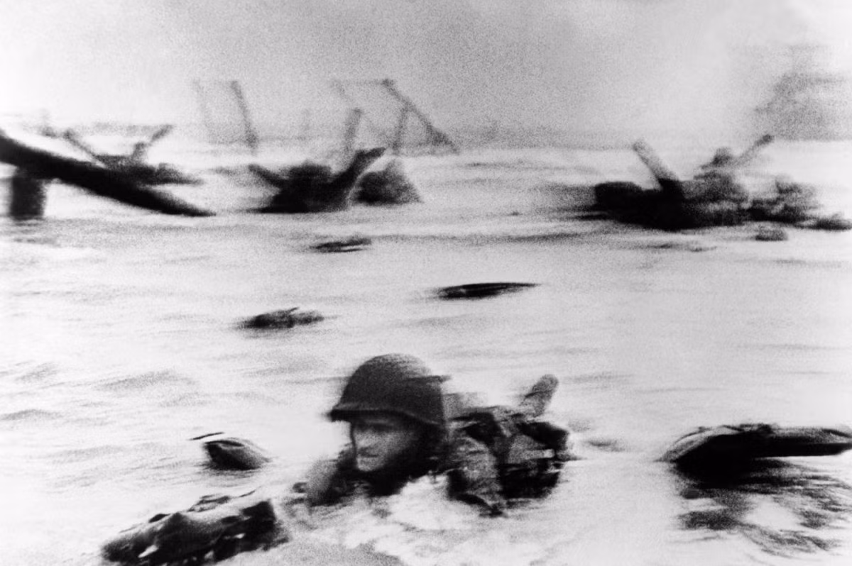Quân đồng minh đổ bộ lên bãi biển Omaha trong thời gian thực hiện Cuộc đổ bộ lịch sử D-DAY ngày 6/6/1944. Bức ảnh này được đăng trên LIFE số ra ngày 19/6/1944.