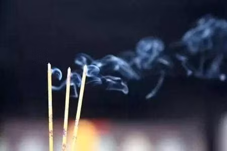 Tu xua nguoi ta dot ba nen huong, ba nen huong tuong trung dieu gi?-Hinh-4