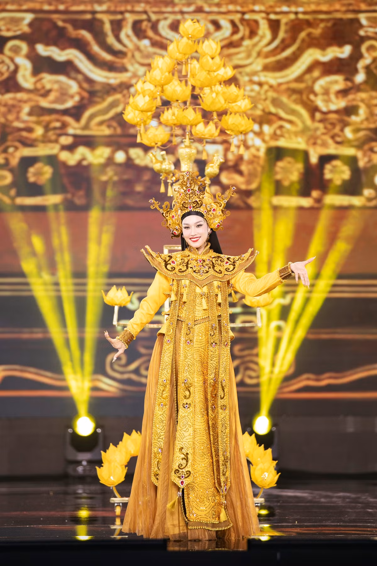 So phan trang phuc dan toc o cuoc thi hoa hau di ve dau?-Hinh-5