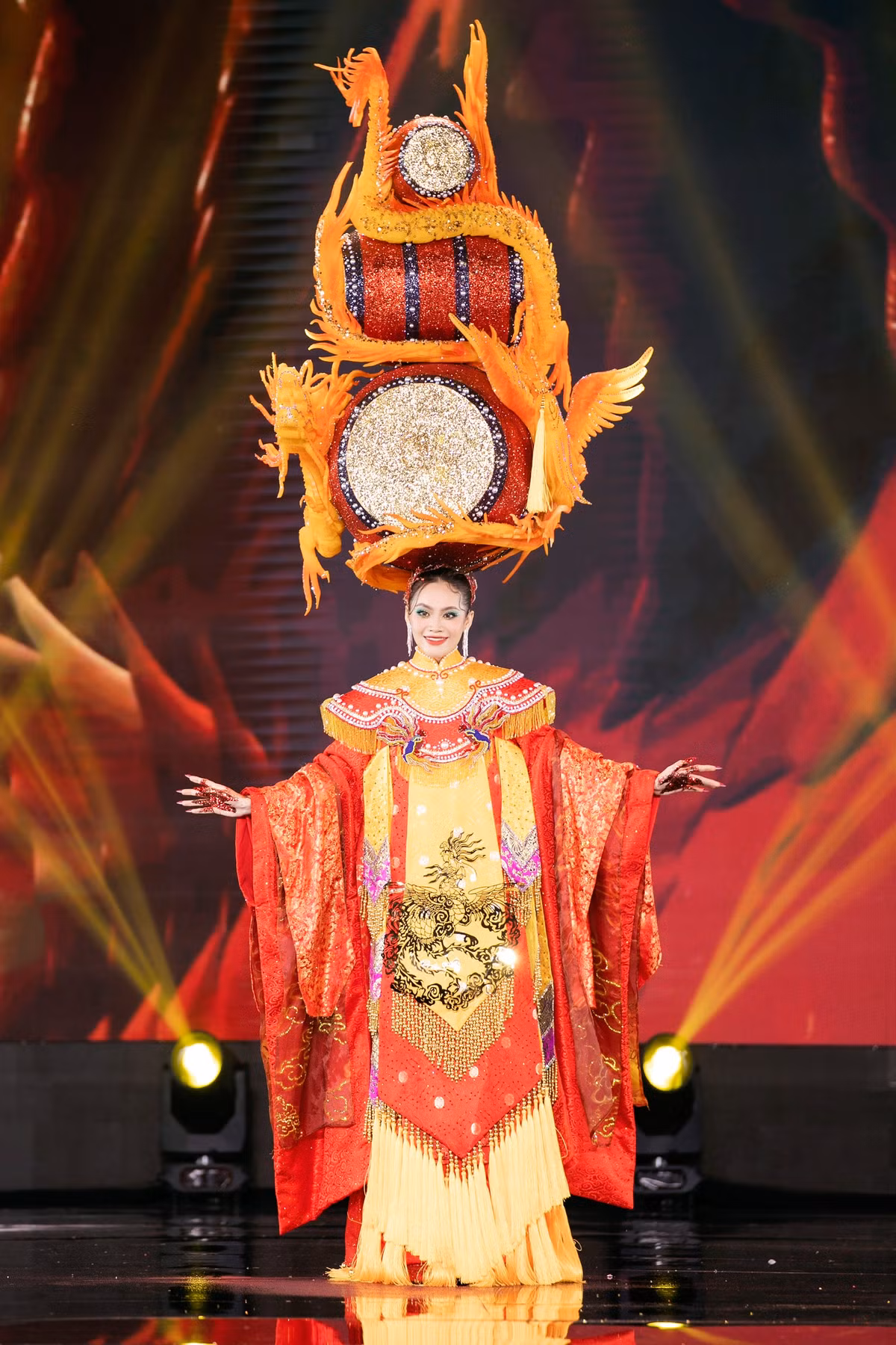 So phan trang phuc dan toc o cuoc thi hoa hau di ve dau?-Hinh-7