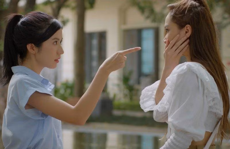 Cô sinh viên nổi tiếng sau 1 cái tát trên sóng giờ vàng của VTV Co sinh vien noi tieng sau 1 cai tat tren song gio vang cua VTV