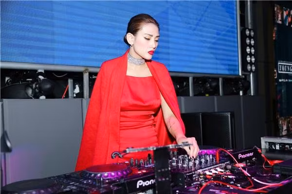 A hau Thao Nhi Le lam DJ cuc boc, 'nhan via' Vo Hoang Yen?-Hinh-10