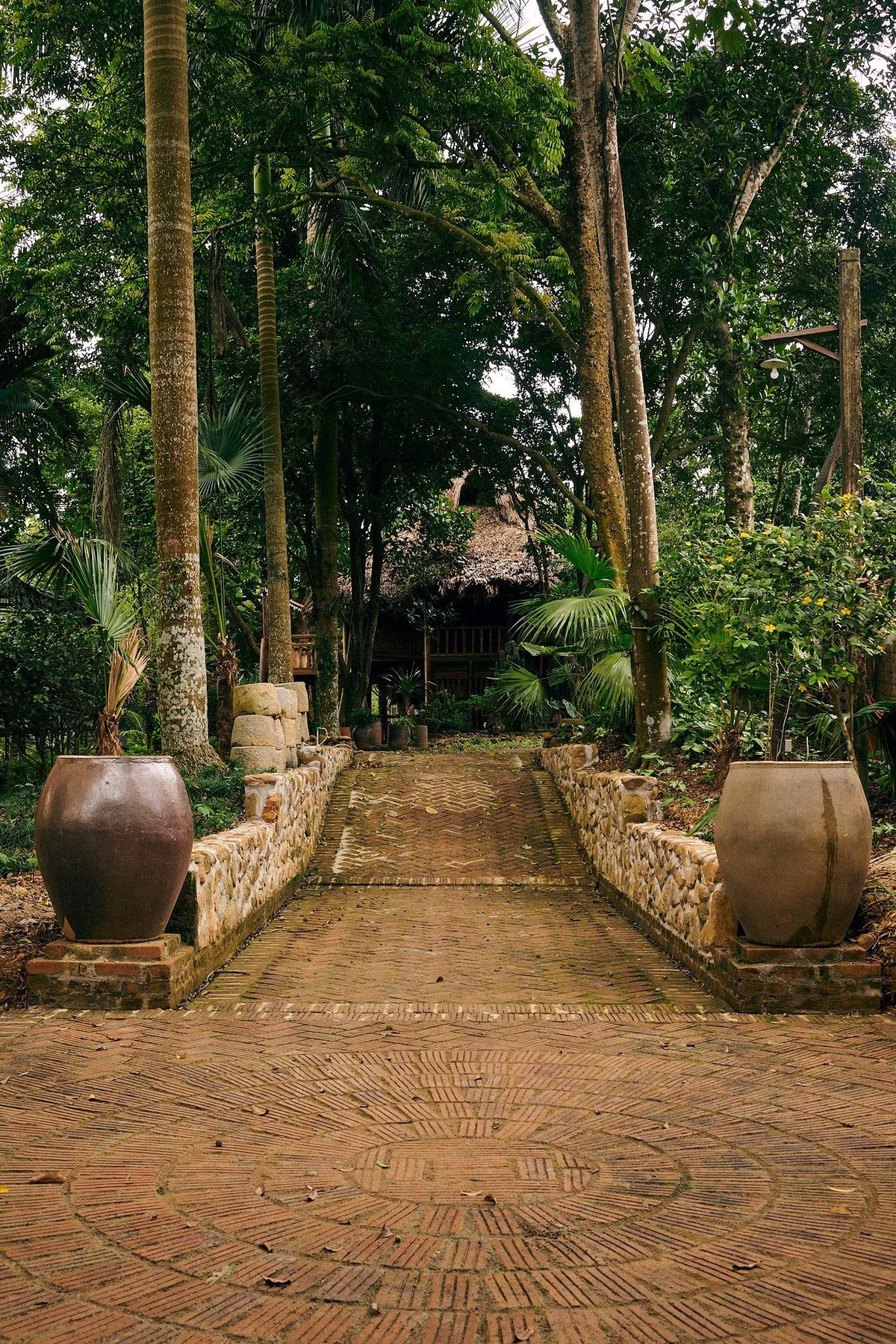 Khu nha go dung noi that tai che cua cap vo chong o Hoa Binh