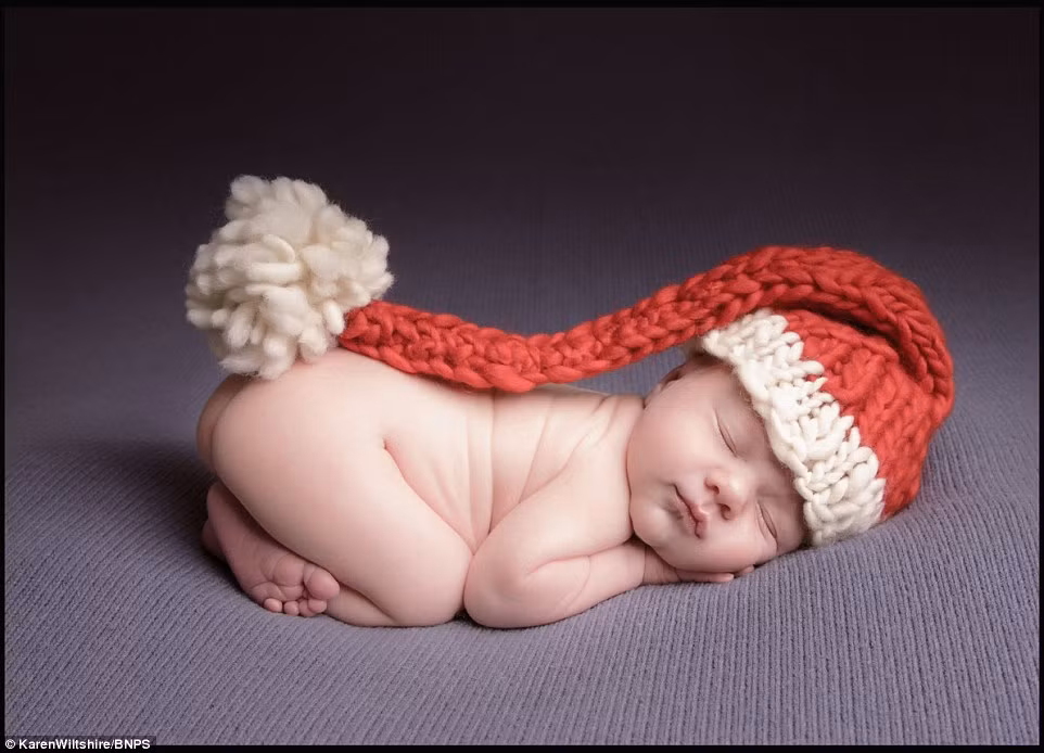 Những em bé này đều dưới 14 ngày tuổi và được bọc trong mũ, chăn hay áo ông già Noel màu đỏ rực rỡ.
