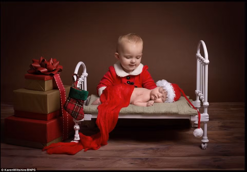 Anh trai đóng giả làm ông già Noel mang quà tặng và kéo chăn cho em.