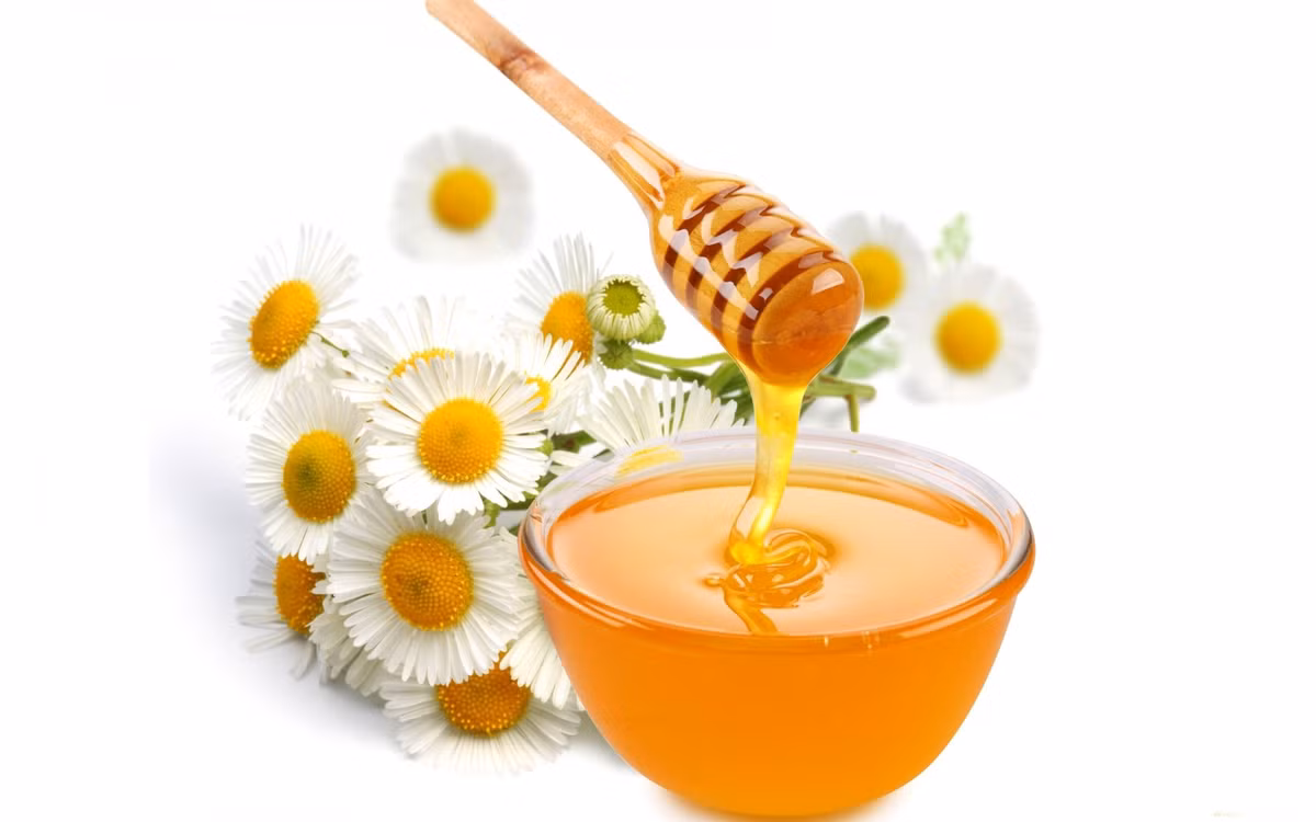Mặt nạ mật ong. Mật ong chắc chắn rất tốt cho làn da vì nó giúp giữ ẩm và làm da trở nên mịn màng, tươi tắn hơn. Cách làm loại mặt nạ này rất đơn giản, bạn chỉ cần trộn hai thìa mật ong với một lòng đỏ trứng gà và một vài giọt dầu hạnh nhân hay dầu olive. Sau đó đắp hỗn hợp lên mặt trong vòng 15 phút đồng thời massage nhẹ nhàng, rồi rửa sạch bằng nước ấm.