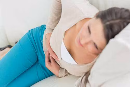 Khi viêm khung chậu bé, trong âm đạo sẽ có nhiều chất bài tiết ra mủ, thậm chí gây ra viêm nội mạc tử cung cấp tính…, khi nghiêm trọng sẽ dẫn đến gia tăng chứng vô sinh và thai ngoài tử cung. Nữ giới một khi mắc bệnh này nên kiêng giao hợp, sớm chẩn đoán và điều trị kịp thời mới giảm tái phát bội nhiễm và di chứng.