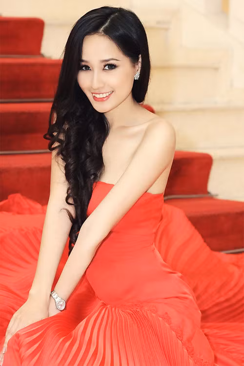 Hoa hậu Mai Phương Thúy. Ngay khi tham dự cuộc thi Hoa hậu Việt Nam vào năm 2006, Mai Phương Thúy đã nổi bật với chiều cao ấn tượng và nét duyên dáng rất riêng. Tuy nhiên, để giữ được vẻ đẹp ấy, Mai Phương Thúy đã phải tốn không ít sức lực. Cô luôn đảm bảo chế độ dinh dưỡng, không để đói nhưng cũng không ăn quá no. Mai Phương Thúy ăn các bữa nhỏ và uống nhiều nước mỗi ngày để giữ gìn sức khỏe.