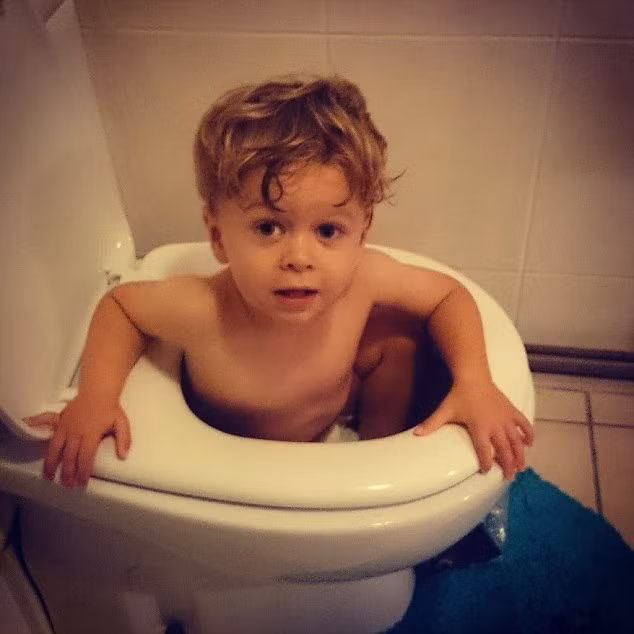 Bé Jayden Wallis, 20 tháng tuổi mắc kẹt trong toa lét khi thử cảm giác tắm ở bồn tắm mới lạ.