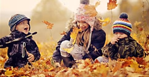 Nhiệt độ. Không phải ngày nào cũng cho trẻ ra ngoài mới là tốt. Mùa đông, có những đợt nhiệt độ giảm mạnh dưới 10oC, nếu để trẻ bên ngoài lúc này là hoàn toàn không nên chút nào. Chỉ nên cho trẻ đi chơi khi nhiệt độ ngoài trời trên 15oC, trời không mưa ẩm ướt, lạnh buốt.