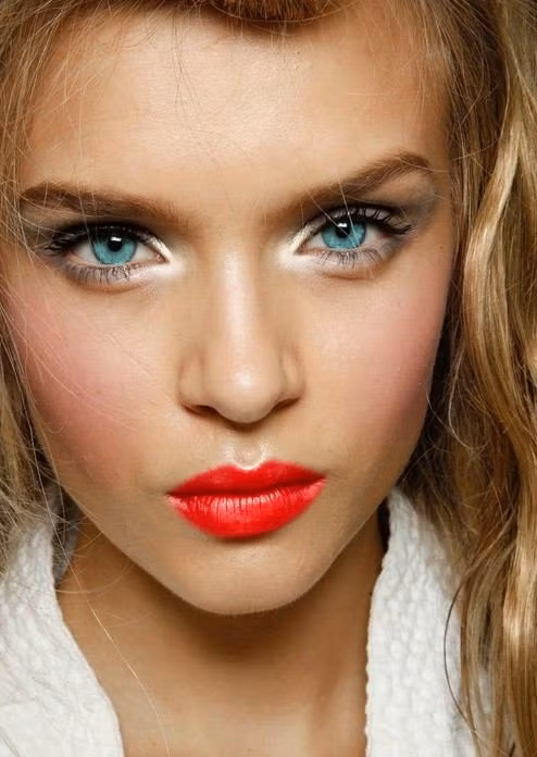Mắt tuyết trắng. Các make-up vùng xung quanh mắt màu trắng sáng tạo hiệu ứng bắt mắt và trẻ trung cho đêm Giáng sinh.
