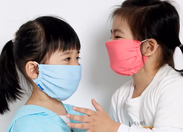 Khi đi đường xa, bạn cần thiết phải đeo khẩu trang dù trời nắng hay trời rét. Như vậy, tình trạng khô mũi của bạn sẽ được cải thiện rất nhiều.