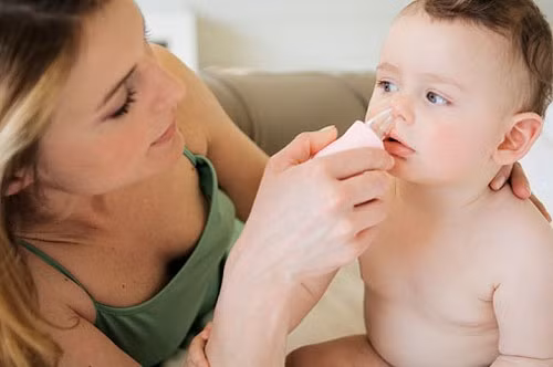 Làm ẩm đường mũi: Dùng nước muối sinh lý nhỏ đều đặn vào hai bên lỗ mũi, khoảng 30 phút một lần. Nếu mũi bé có nhiều dịch tiết thì cần hút sạch bằng dụng cụ hút mũi dành cho trẻ em.