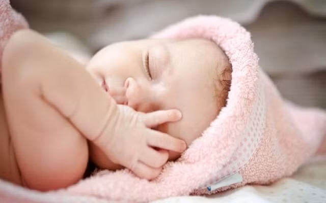 Cắt tỉa lông mi cho con. Không ít người chọn cách cắt lông mi của con với hy vọng lông mi có thể mọc dài và cong hơn. Trên thực tế, “tuổi” của lông mi chỉ khoảng 90 ngày. Việc cắt lông mi chưa chắc đã có thể làm cho lông mi dài hơn vì điều này còn phụ thuộc vào thể chất riêng của mỗi cá nhân.