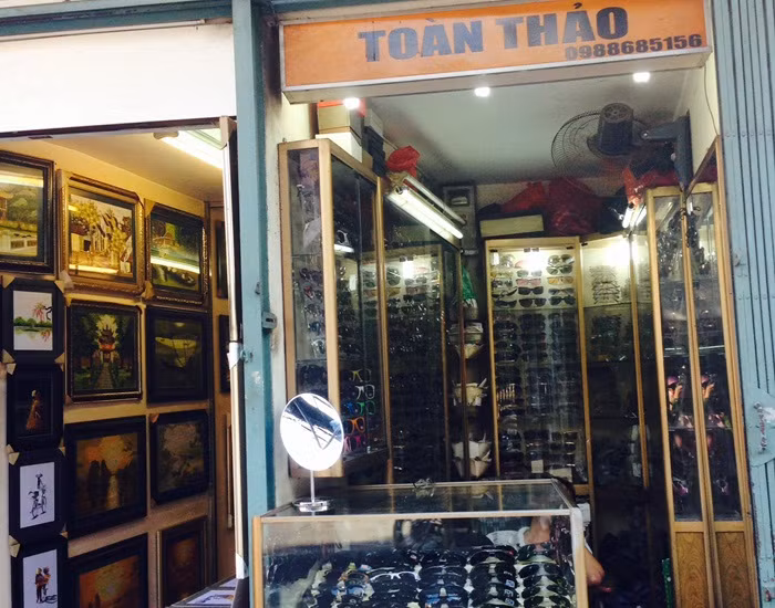 Cửa hàng kính này nằm ngay giữa ngã tư Lương Văn Can và Hàng Bông, với diện tích chỉ khoảng 4 - 5 m2, nhưng luôn tấp nập khách ra vào, nhất là vào dịp cuối tuần Cửa hàng kính này nằm ngay giữa ngã tư Lương Văn Can và Hàng Bông, với diện tích chỉ khoảng 4 - 5 m2, nhưng luôn tấp nập khách ra vào, nhất là vào dịp cuối tuần