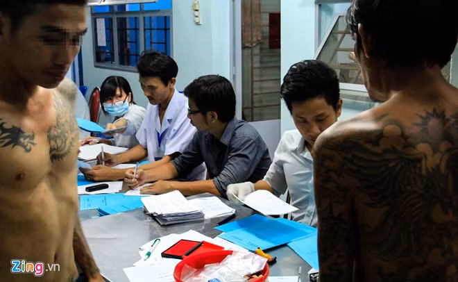 Các cán bộ trung tâm nhanh chóng lập hồ sơ để quản lý và theo dõi chặt chẽ.