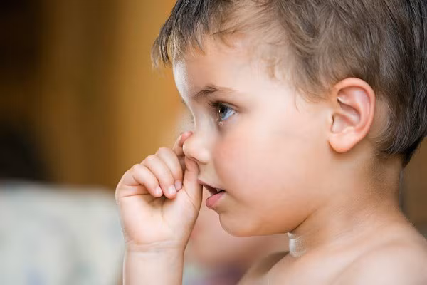 Ngoáy mũi. Vi trùng trên ngón tay có thể khiến nhiễm trùng da bên trong mũi, lây lan bệnh cảm cúm, cảm lạnh, nên tạo cho bé thói quen lấy khăn giấy hoặc khăn xô để lau mũi; thỉnh thoảng có thể rửa nước mũi bằng nước muối sinh lý để bé luôn được sạch sẽ.