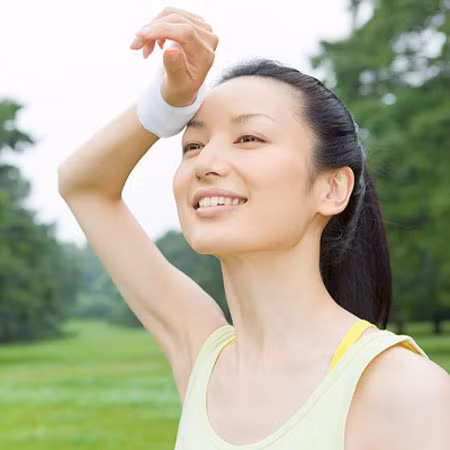 Tránh ra mồi hôi nhiều. Sau khi nhuộm, phái đẹp không nên hoạt động nhiều khiến mồ hôi tiết ra bởi chúng sẽ khiến thuốc lâu khô hơn và gây nên tình trạng màu tóc không đều.