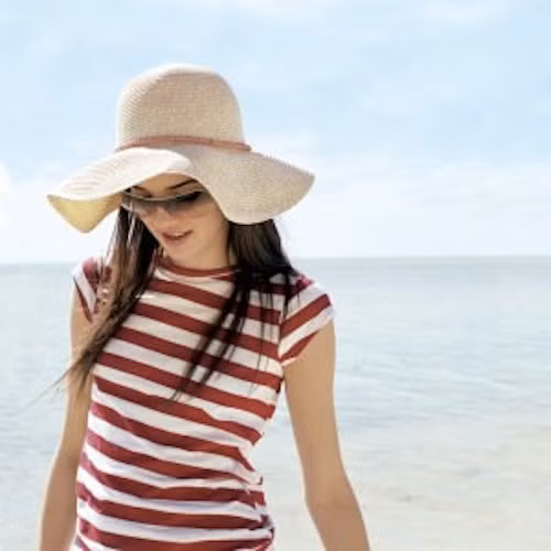 Bảo vệ tóc khi đi nắng, đi bơi. Khi đi ra ngoài nắng bạn nên dùng loại dưỡng tóc có chứa SPF để bảo vệ tóc khỏi ánh nắng mặt trời, khi đi bơi ở hồ bơi hay bãi biển, bạn có thể dùng mũ bơi để giữ cho màu tóc không bị phai. Ngoài ra, dùng dầu gội tinh chất hướng dương cũng rất tốt cho tóc vì nó chứa chất chống oxy hóa bảo vệ tóc.