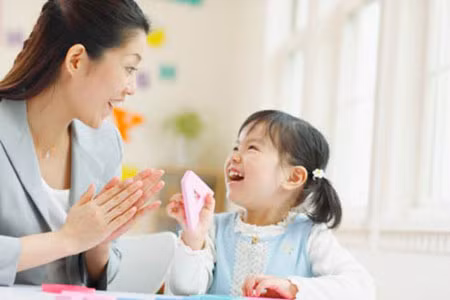 Biến thời gian chờ đợi thành thời gian sáng tạo. Khi đưa trẻ ra ngoài cùng đi dạo, bạn có thể gặp gỡ một người bạn và cùng trò chuyện với người đó. Lúc này, trẻ sẽ có được một khoảng thời gian tự do. Bạn có thể hướng dẫn con làm một điều gì đó và vờ như không để ý tới bé trong khoảng thời gian này. Hãy quan sát một cách khéo léo xem trẻ sẽ làm gì trong lúc đó. Đây là phương pháp giúp trẻ sáng tạo tư duy và biết tận dụng thời gian.