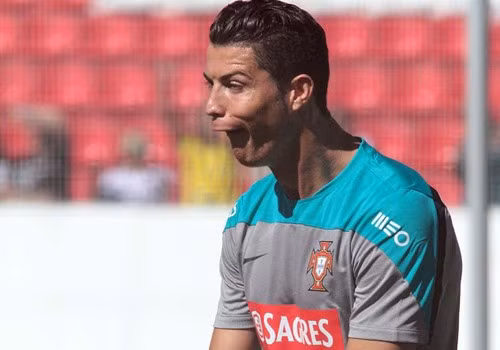 Hình ảnh hài hước của Ronaldo trong buổi tập trước trận ra quân ở World Cup 2014 gặp ĐT Đức.