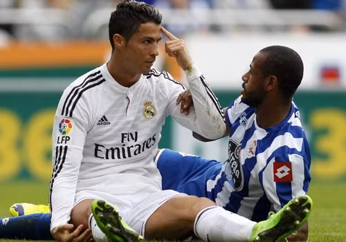 Ronaldo chỉ vào đầu sau khi ghi bàn vào lưới Deportivo vào tháng 9/2014. Đây là trận đấu Real giành chiến thắng 8-2, và CR7 có hat-trick thứ 27 trong sự nghiệp.