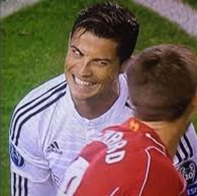 Ngôi sao người Bồ Đào Nha phản ứng khi đối đầu Gerrard bên phía Liverpool.