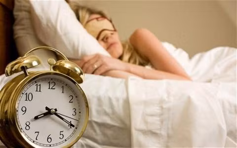 Ngủ nướng. Chúng ta thường đổ lỗi cho kiểu thời tiết khắc nghiệt, lạnh buốt nên có xu hướng đi ngủ sớm hơn thường lệ và thức dậy rất muộn vào sáng hôm sau. Nhưng các nghiên cứu đã tìm thấy mối liên hệ giữa thói quen ngủ quá nhiều với nguy cơ mắc bệnh tiểu đường và bệnh tim. Giữ thói quen ngủ đúng giờ, đủ giấc sẽ khiến cơ thể bạn dẻo dai, tránh uể oải, mệt mỏi và tránh các bệnh nghiêm trọng khác.