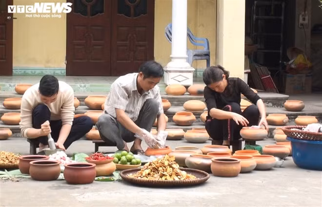 “Nghề chính của gia đình là dệt vải, gần Tết thì làm đặc sản cá kho. Dự kiến năm nay gia đình làm 1.500 niêu, cao điểm vào 25 và 26 tháng chạp để bán Tết, thu nhập thì cũng cao nhưng mệt vì phải thức suốt đêm trông bếp” , chị Trần Thị Hiếu, vợ anh Phong nói.