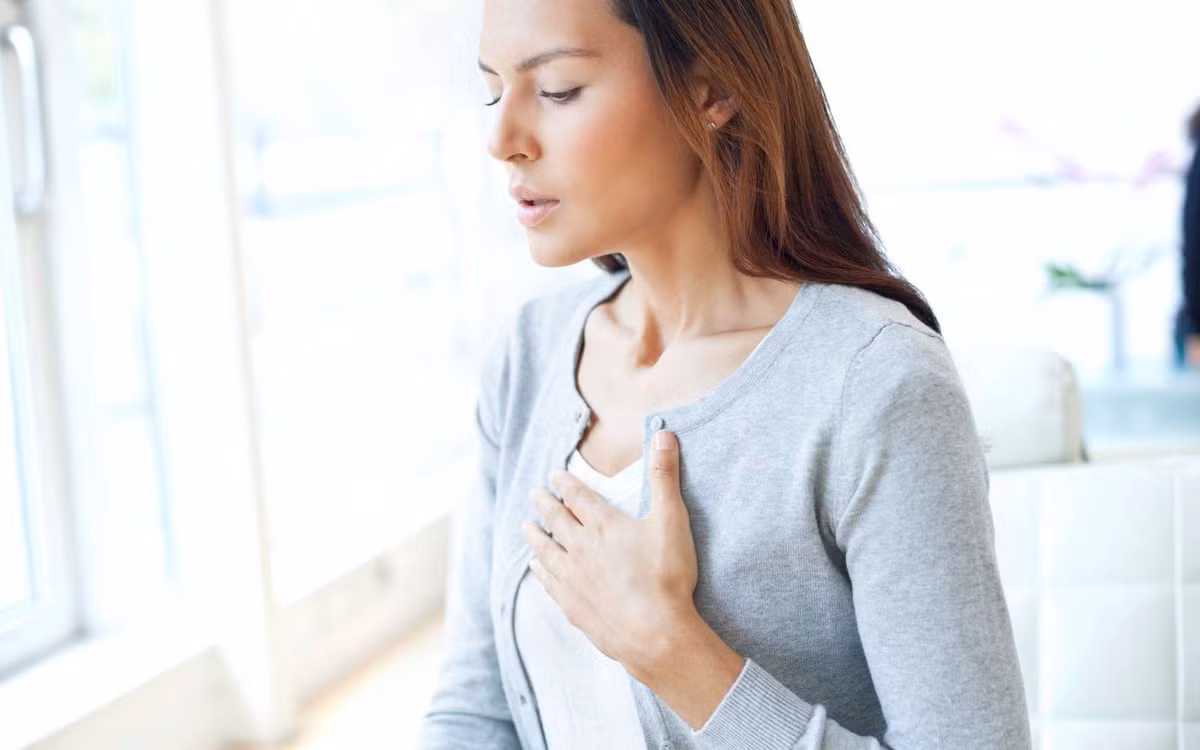  Khó thở: Khi lượng hemoglobin thấp do thiếu sắt, lượng oxy cũng sẽ ít đi. Điều này có nghĩa là cơ bắp không nhận đủ oxy để thực hiện các hoạt động bình thường như đi bộ, leo cầu thang... Nhịp thở sẽ tăng lên khi cơ thể cố gắng lấy thêm oxy, dẫn đến khó thở. Ảnh: Thesun.