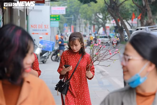 "Tôi biết là dịch COVID-19 nguy hiểm nên tôi chụp xong vài bức ảnh sẽ đeo khẩu trang luôn", cô gái chia sẻ trong lúc dạo phố chụp hình ngày giáp Tết.