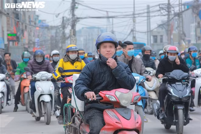 Dù có khẩu trang nhưng tài xế này lại không đeo, chỉ khi thấy ống kính của phóng viên thì người này mới vội kéo khẩu trang lên.