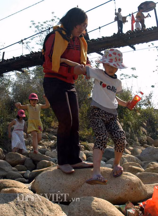 Không ít người đã quyết định lựa chọn giải pháp "an toàn", không đi trên cầu treo nữa mà lội qua dòng suối cạn khô ngay dưới chân cầu treo, đầy đá tảng, đá hộc.