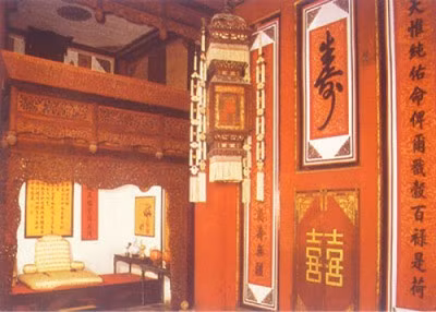 Phòng tân hôn của hoàng đế và hoàng hậu sau đám cưới có màu đỏ. Khác với dân thường, phòng tân hôn của hoàng đế không phải là phòng cũ của ông và cũng không phải là phòng ngủ lâu dài của cặp đôi sau này.