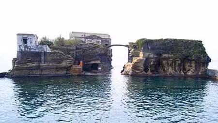 Hòn đảo chết chóc Isola La Gaiola.