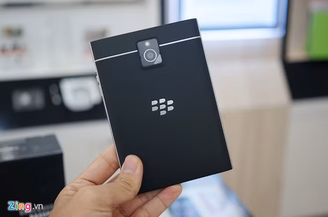 Máy có camera sau 13 MP, cụm camera chỉ hơi nhô lên một chút so với mặt lưng.