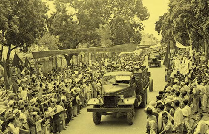 8h ngày 10/10/1954, cánh quân phía Tây xuất phát từ Quần Ngựa. Đó là những chiến sĩ bộ binh của Trung đoàn thủ đô. Các chiến sĩ diễu binh qua Kim Mã, Hàng Đẫy, Cửa Nam, Hàng Bông, Hàng Đào, Hàng Ngang…, đến 9h45 tiến vào Cửa Đông thành Hà Nội.