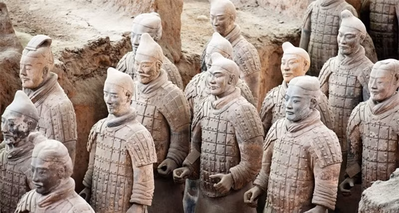 Khi mới lên ngôi, Tần Thủy Hoàng bắt đầu cho xây dựng một nghĩa trang nguy nga dưới lòng đất chứa đầy các tượng đài, đồ thủ công mỹ nghệ và cả một đội quân để hộ tống ông về thế giới bên kia. Đội quân hùng vĩ này đứng theo đúng vị trí đội hình chiến đấu, trải rộng qua nhiều khu hầm. Ảnh: National Geographic.