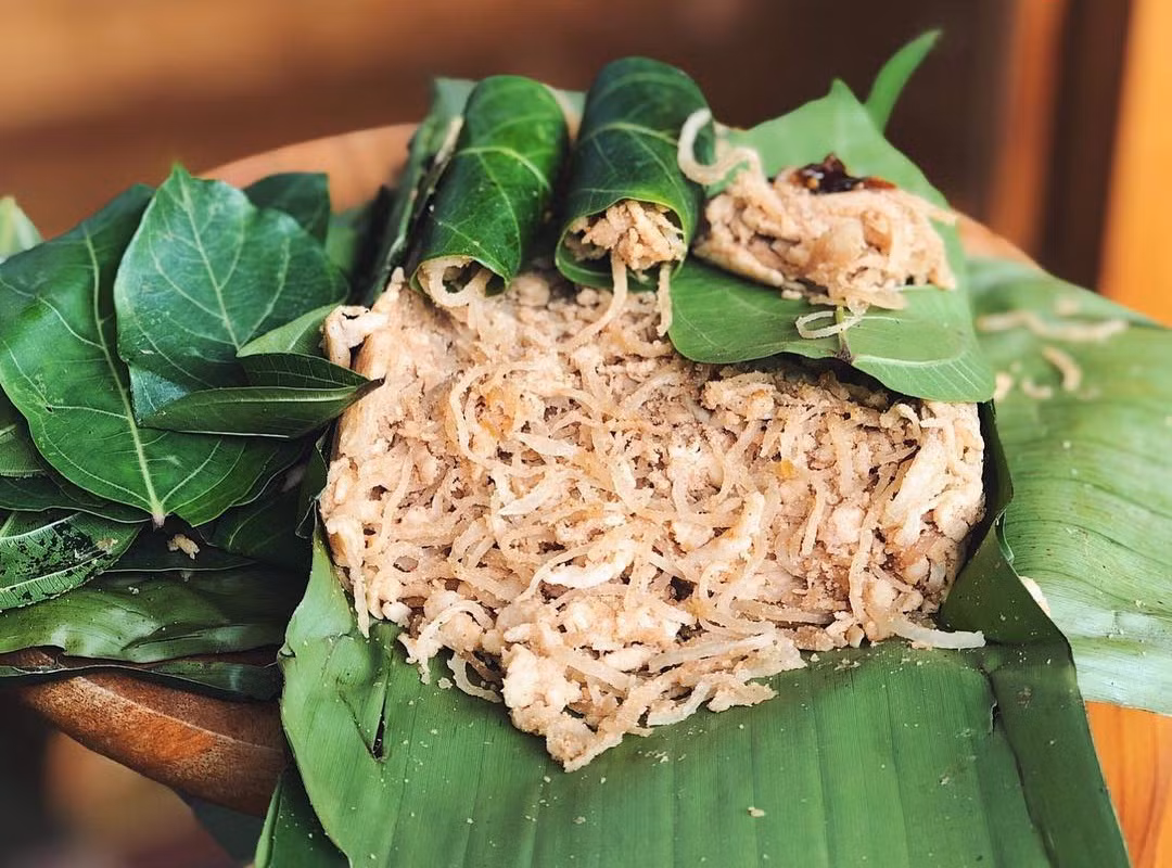 Nem Phùng là đặc sản nổi tiếng ở thị trấn Phùng, huyện Đan Phượng, Hà Nội. Món nem từ thịt, bì trộn thính này phải trải qua nhiều công đoạn chế biến công phu, cầu kỳ. Người ta cho rằng nem Phùng hợp nhất với lá sung, nên cũng có câu ca rằng: "Nem Phùng ăn với lá sung/ Để người tứ xứ nhớ nhung nem Phùng". Ảnh: Nemphunggiatruyen.