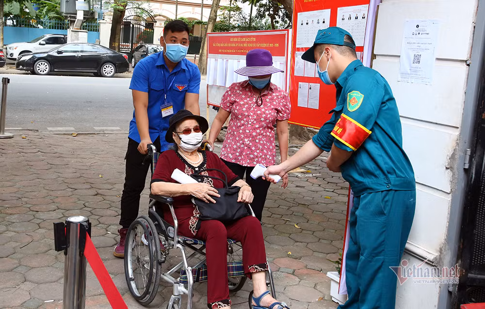 Nhung cu tri 'dac biet' di bo phieu bau o Ha Noi